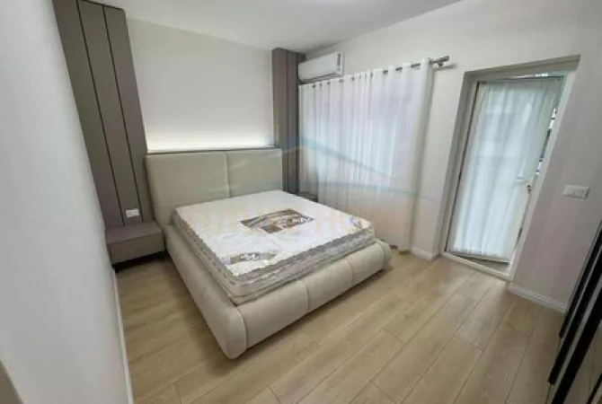Shtepi ne shitje Apartament ne Tirane, 2+1, Mobilimi E mobiluar, Pagesa 250,000  Euro.