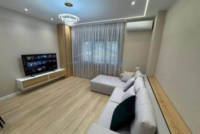 Shtepi ne shitje Apartament ne Tirane, 2+1, Mobilimi E mobiluar, Pagesa 250,000  Euro.