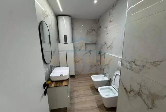 Shtepi ne shitje Apartament ne Tirane, 2+1, Mobilimi E mobiluar, Pagesa 250,000  Euro.
