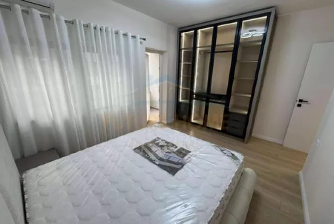Shtepi ne shitje Apartament ne Tirane, 2+1, Mobilimi E mobiluar, Pagesa 250,000  Euro.