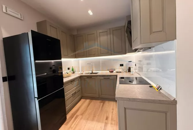 Shtepi ne shitje Apartament ne Tirane, 1+1, Mobilimi E mobiluar, Pagesa 250,000  Euro.