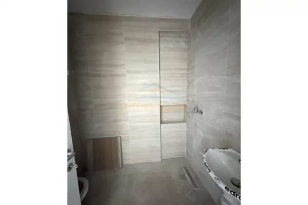 Shtepi ne shitje Apartament ne Tirane, 2+1, Mobilimi Pjeserisht e mobiluar, Pagesa 199,000  Euro.