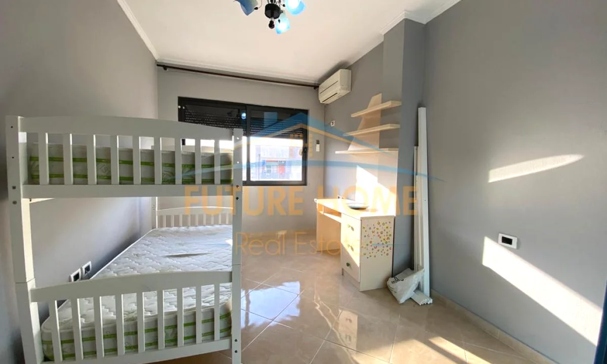 Shtepi ne shitje Apartament ne Tirane, 2+1, Mobilimi E mobiluar, Pagesa 125,000  Euro.
