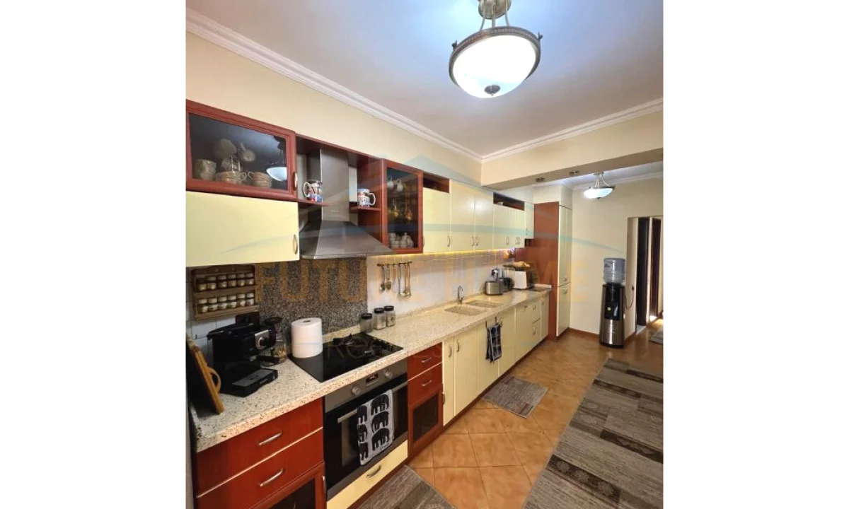 Shtepi ne shitje Apartament ne Tirane, 3+1, Mobilimi E mobiluar, Pagesa 277,000  Euro.