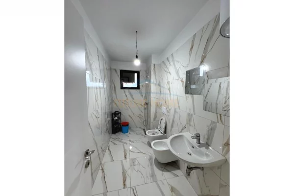 Shtepi ne shitje Apartament ne Tirane, 2+1, Mobilimi Bosh, pa mobiluar, Pagesa 204,000  Euro.