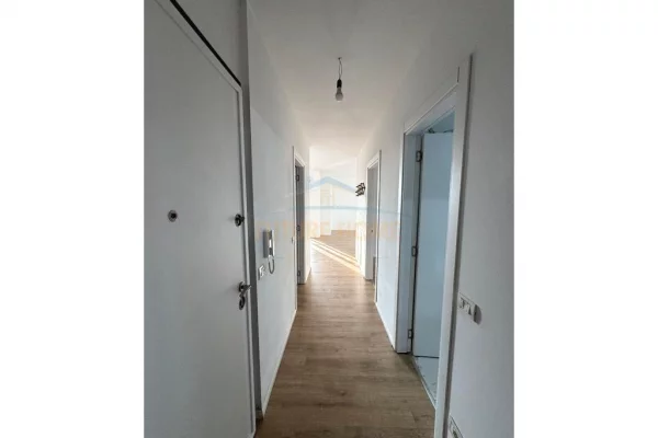 Shtepi ne shitje Apartament ne Tirane, 2+1, Mobilimi Bosh, pa mobiluar, Pagesa 204,000  Euro.