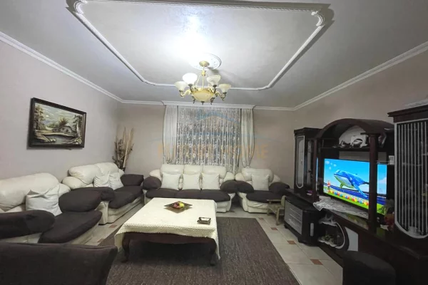 Shtepi ne shitje Apartament ne Tirane, 2+1, Mobilimi Bosh, pa mobiluar, Pagesa 128,000  Euro.