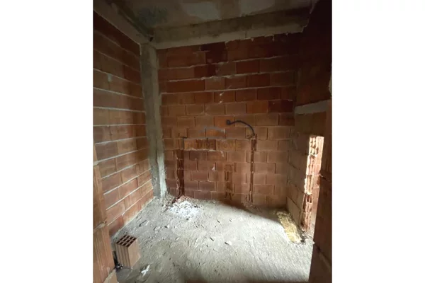 Shtepi ne shitje Apartament ne Tirane, 1+1, Mobilimi Pjeserisht e mobiluar, Pagesa 90,000  Euro.