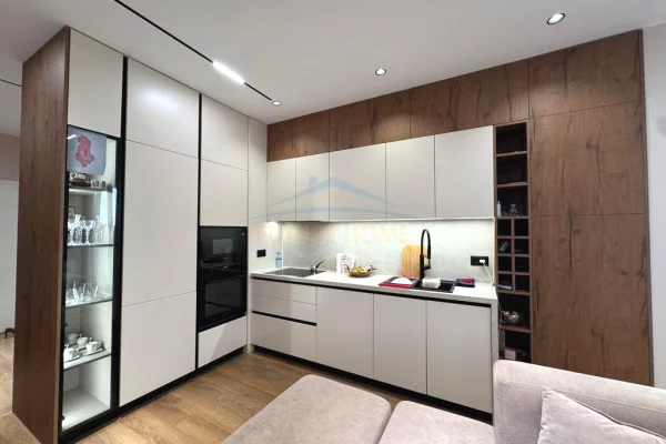 Shtepi ne shitje Apartament ne Tirane, 2+1, Mobilimi E mobiluar, Pagesa 180,000  Euro.