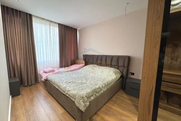 Shtepi ne shitje Apartament ne Tirane, 2+1, Mobilimi E mobiluar, Pagesa 180,000  Euro.