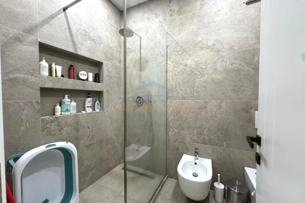 Shtepi ne shitje Apartament ne Tirane, 2+1, Mobilimi E mobiluar, Pagesa 180,000  Euro.