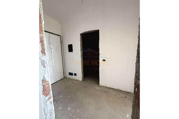 Shtepi ne shitje Apartament ne Tirane, 1+1, Mobilimi Bosh, pa mobiluar, Pagesa 113,480  Euro.