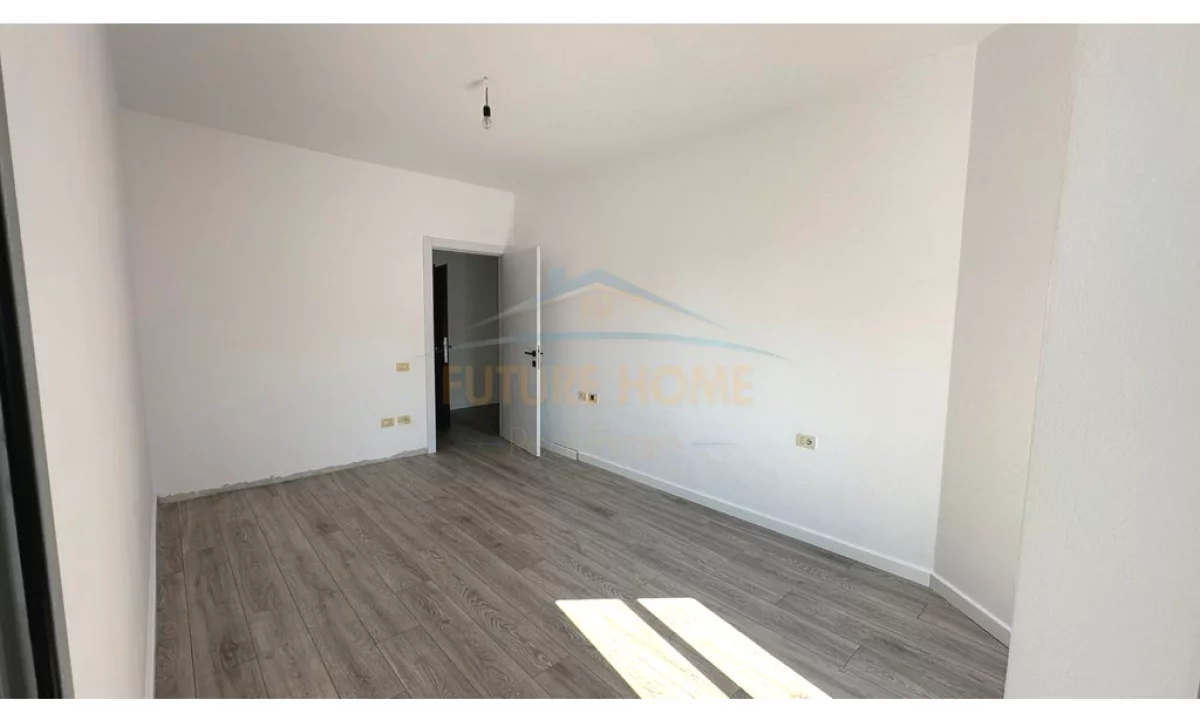Shtepi ne shitje Apartament ne Tirane, 1+1, Mobilimi Bosh, pa mobiluar, Pagesa 1,050,000  Euro.