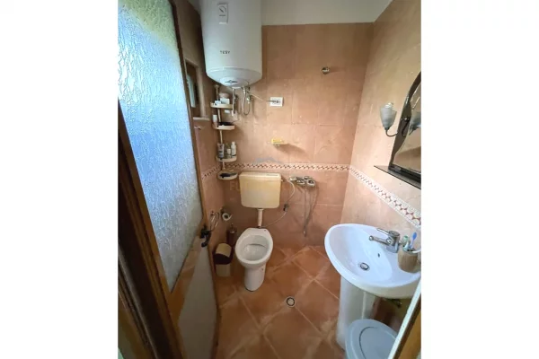 Shtepi ne shitje Apartament ne Tirane, 3+1, Mobilimi Pjeserisht e mobiluar, Pagesa 220,000  Euro.