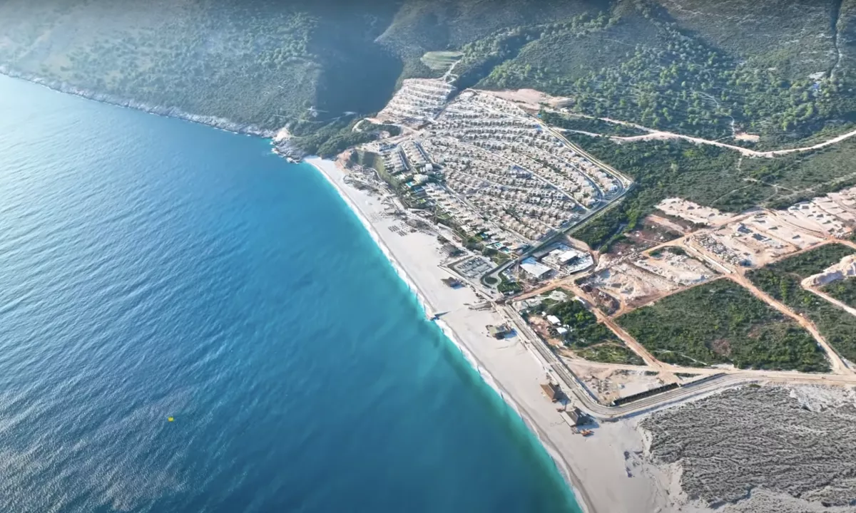 Shtepi ne shitje Apartament ne Vlore, 1+1, Mobilimi Bosh, pa mobiluar, Pagesa 840,000  Euro.