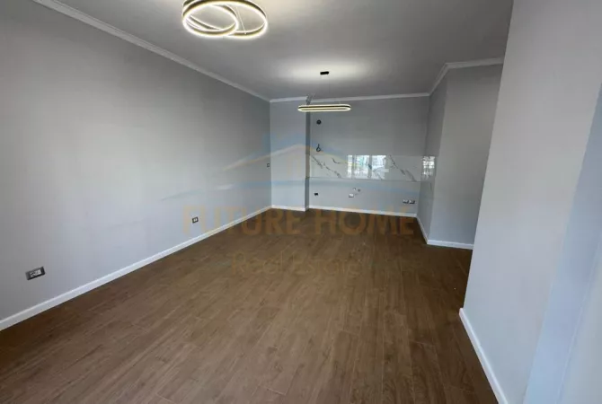 Shtepi ne shitje Apartament ne Tirane, 2+1, Mobilimi Bosh, pa mobiluar, Pagesa 135,000  Euro.