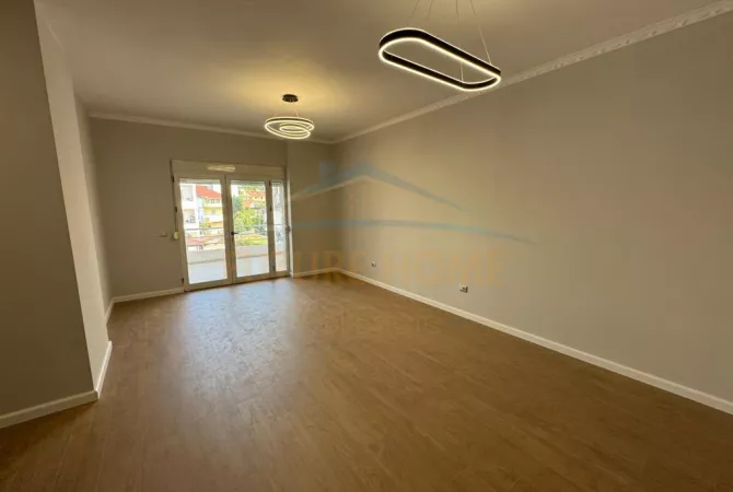 Shtepi ne shitje Apartament ne Tirane, 2+1, Mobilimi Bosh, pa mobiluar, Pagesa 135,000  Euro.