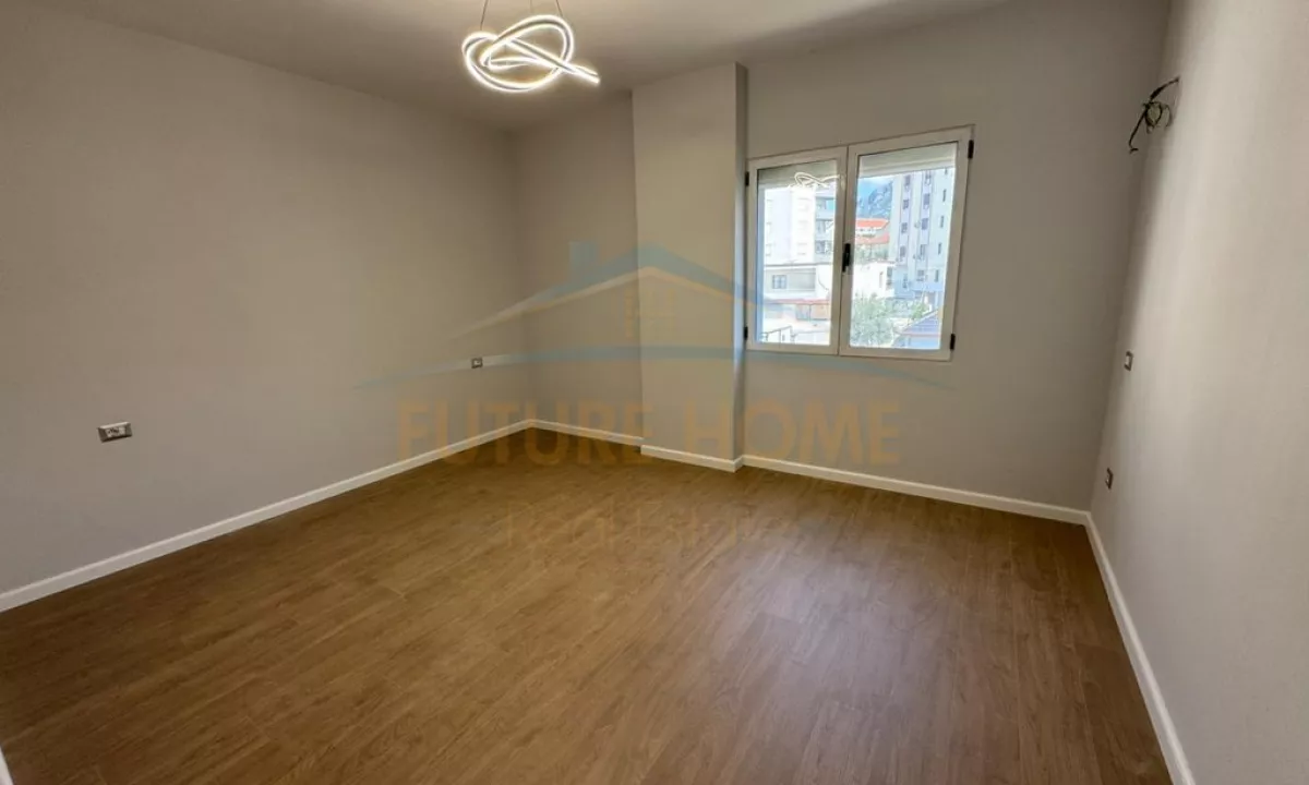 Shtepi ne shitje Apartament ne Tirane, 2+1, Mobilimi Bosh, pa mobiluar, Pagesa 135,000  Euro.