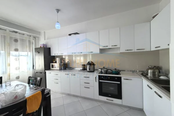 Shtepi ne shitje Apartament ne Tirane, 2+1, Mobilimi Pjeserisht e mobiluar, Pagesa 208,000  Euro.