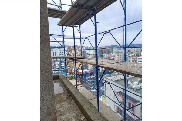 Shitet, Apartament 3+1+2+Post parkimi, Bulevardi Bajram Curri, Tiranë.