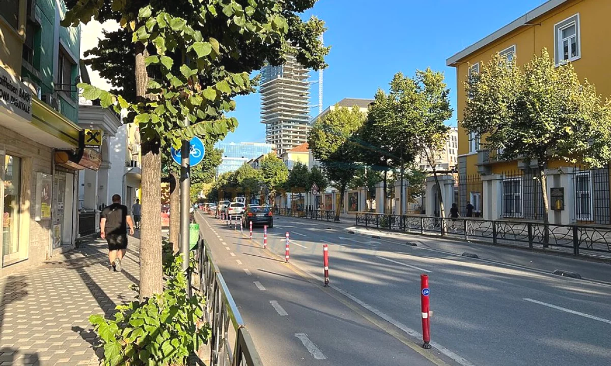 Shitet, Ambient Biznesi, Rruga e Durresit, Tirane.