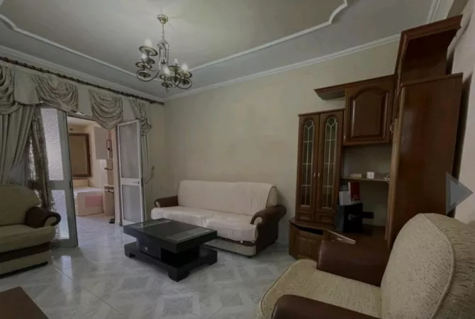 ZYRE ME QERA 132 M2 QENDER 950 EURO