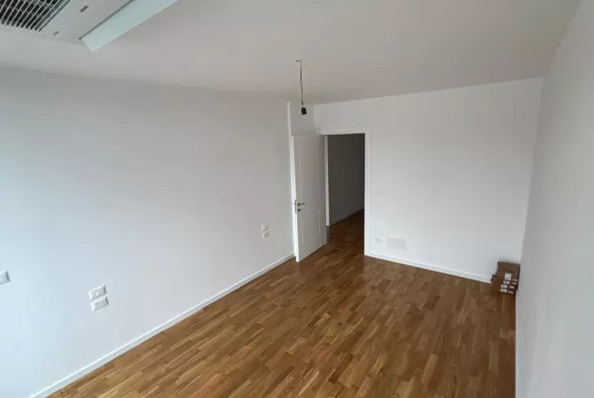 ZYRE ME QERA 136 M2 RRUGA E KOSOVAREVE 1.400 EURO