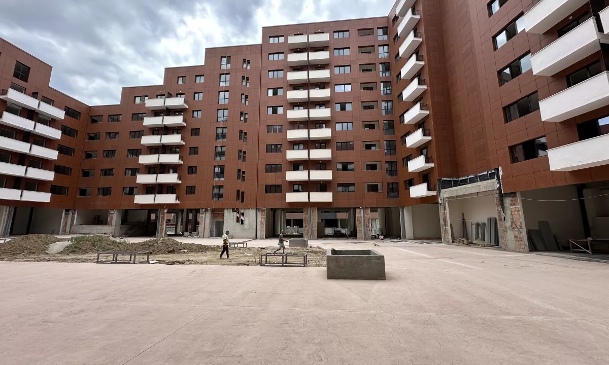 Shtepi ne shitje Apartament ne Tirane, 2+1, Mobilimi Bosh, pa mobiluar, Pagesa 132,450  Euro.