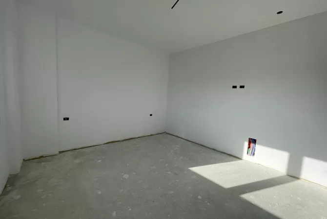 Shtepi ne shitje Apartament ne Tirane, 1+1, Mobilimi Bosh, pa mobiluar, Pagesa 115,500  Euro.