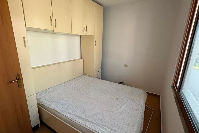 Shtepi ne shitje Apartament ne Tirane, 2+1, Mobilimi E mobiluar, Pagesa 127,000  Euro.