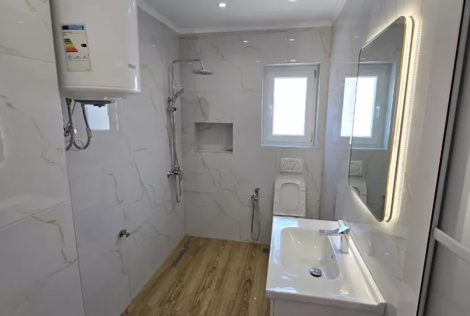 Shtepi ne shitje Apartament ne Tirane, 2+1, Mobilimi Bosh, pa mobiluar, Pagesa 145,000  Euro.