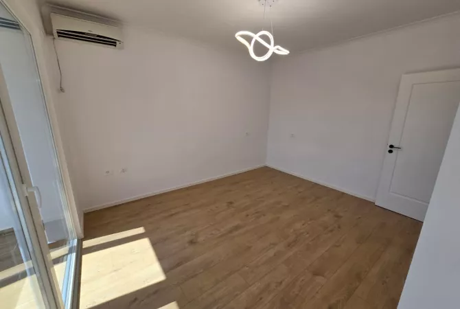 Shtepi ne shitje Apartament ne Tirane, 2+1, Mobilimi Bosh, pa mobiluar, Pagesa 145,000  Euro.