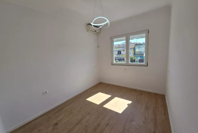 Shtepi ne shitje Apartament ne Tirane, 2+1, Mobilimi Bosh, pa mobiluar, Pagesa 145,000  Euro.