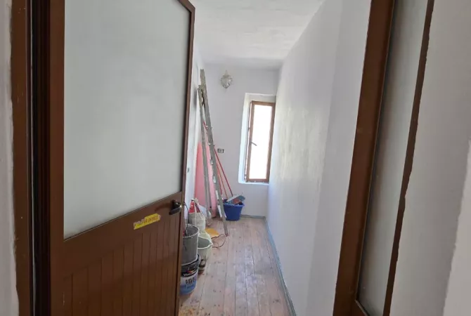 Shtepi ne shitje Apartament ne Tirane, 2+1, Mobilimi Bosh, pa mobiluar, Pagesa 145,000  Euro.