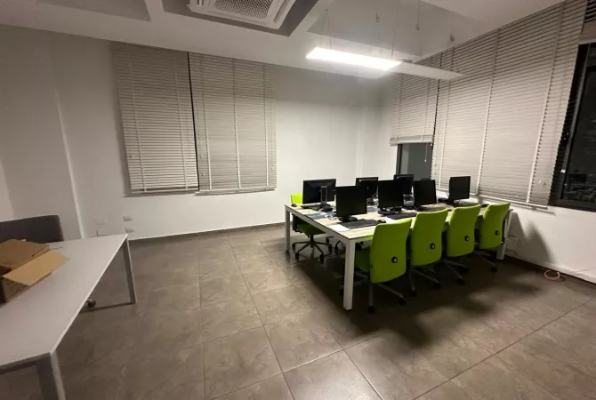 Ambient Biznesi Per Qira Tek Posta Shqiptare/Komun e Parisit.