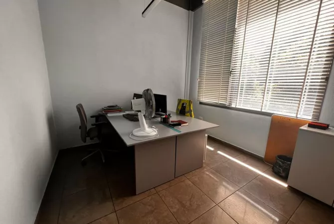 Ambient Biznesi Per Qira Tek Posta Shqiptare/Komun e Parisit.