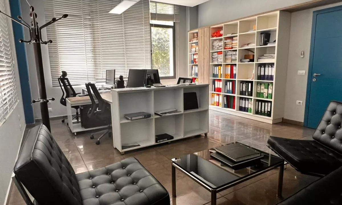 Ambient Biznesi Per Qira Tek Posta Shqiptare/Komun e Parisit.