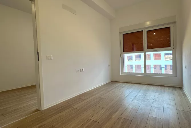 Shtepi ne shitje Apartament ne Tirane, 1+1, Mobilimi Bosh, pa mobiluar, Pagesa 63,000  Euro.