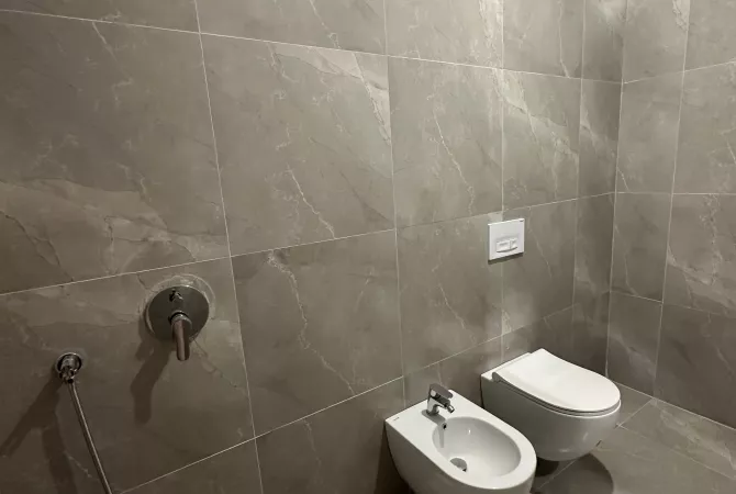 Shtepi ne shitje Apartament ne Tirane, 1+1, Mobilimi Bosh, pa mobiluar, Pagesa 63,000  Euro.