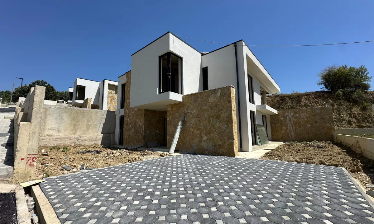 Shtepi ne shitje Vila Luksoze ne Tirane, 4+1, Mobilimi Bosh, pa mobiluar, Pagesa 850,000  Euro.