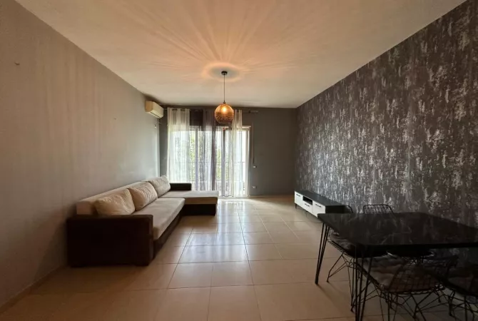 Shtepi ne shitje Apartament ne Tirane, 2+1, Mobilimi E mobiluar, Pagesa 231,000  Euro.