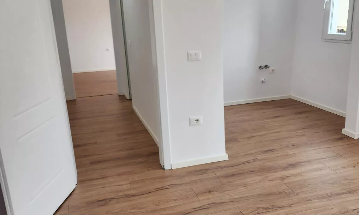Shtepi ne shitje Apartament ne Tirane, 1+1, Mobilimi Bosh, pa mobiluar, Pagesa 95,000  Euro.