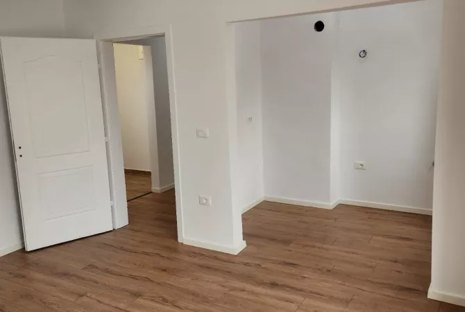 Shtepi ne shitje Apartament ne Tirane, 1+1, Mobilimi Bosh, pa mobiluar, Pagesa 95,000  Euro.
