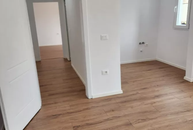 Apartament 1+1 per shitje ne Porcelan tek Xhamia Xhura.