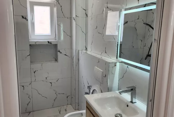 Shtepi ne shitje Apartament ne Tirane, 1+1, Mobilimi Bosh, pa mobiluar, Pagesa 95,000  Euro.