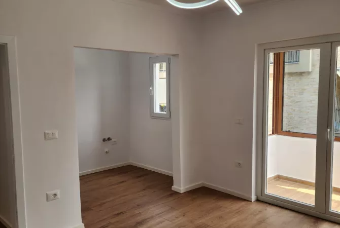 Shtepi ne shitje Apartament ne Tirane, 1+1, Mobilimi Bosh, pa mobiluar, Pagesa 95,000  Euro.