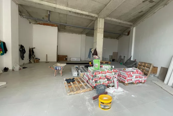 Ambient biznesi tek Radisson Hotel tek Liqeni iThate.