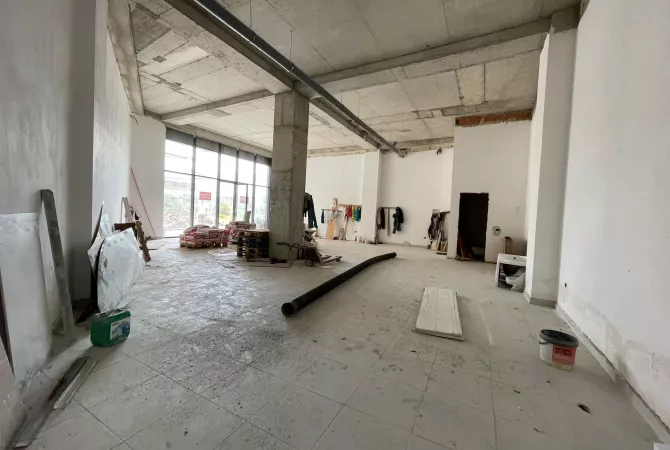 Ambient biznesi tek Radisson Hotel tek Liqeni iThate.