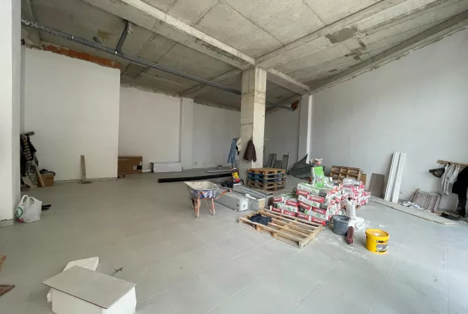 Ambient biznesi tek Radisson Hotel tek Liqeni iThate.