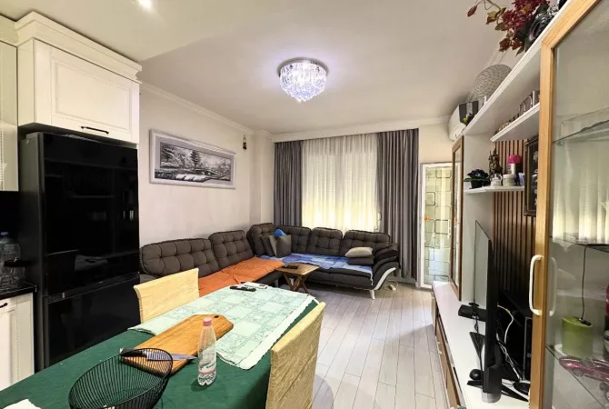 Shtepi ne shitje Apartament ne Tirane, 1+1, Mobilimi E mobiluar, Pagesa 93,000  Euro.